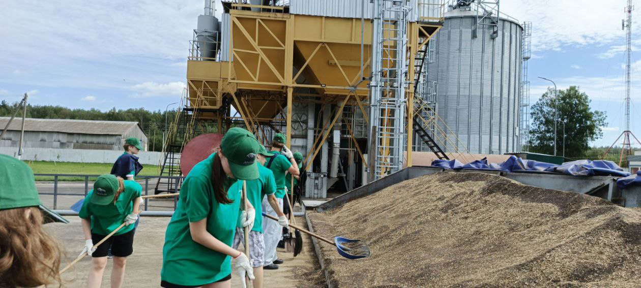 УЧАЩИЕСЯ СТОЛИЧНОЙ ШКОЛЫ №206 ИМ. КИЖЕВАТОВА ПРИШЛИ НА СТАЖИРОВКУ В АГРОМАЗ