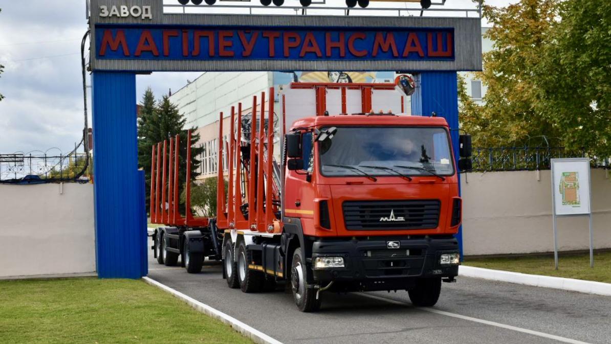 МАЗ  ПЕРЕДАЛ ПЕРВУЮ ПАРТИЮ СОРТИМЕНТОВОЗОВ МИНЛЕСХОЗУ