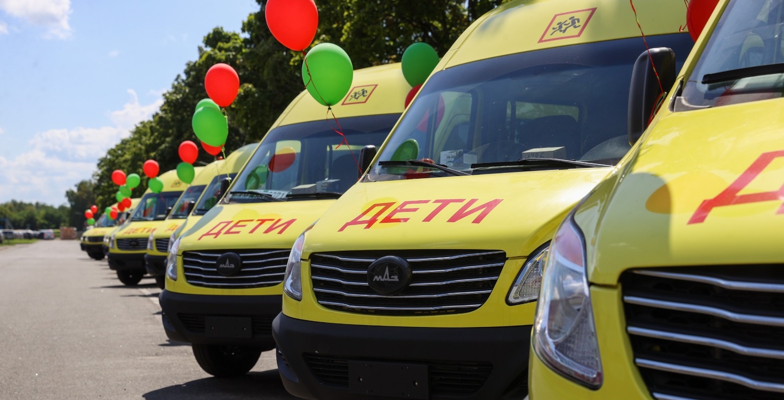 МАЗ И БРЕСТМАШ ПЕРЕДАЛИ РЕГИОНАМ БЕЛАРУСИ ПАРТИЮ ШКОЛЬНЫХ МИКРОАВТОБУСОВ