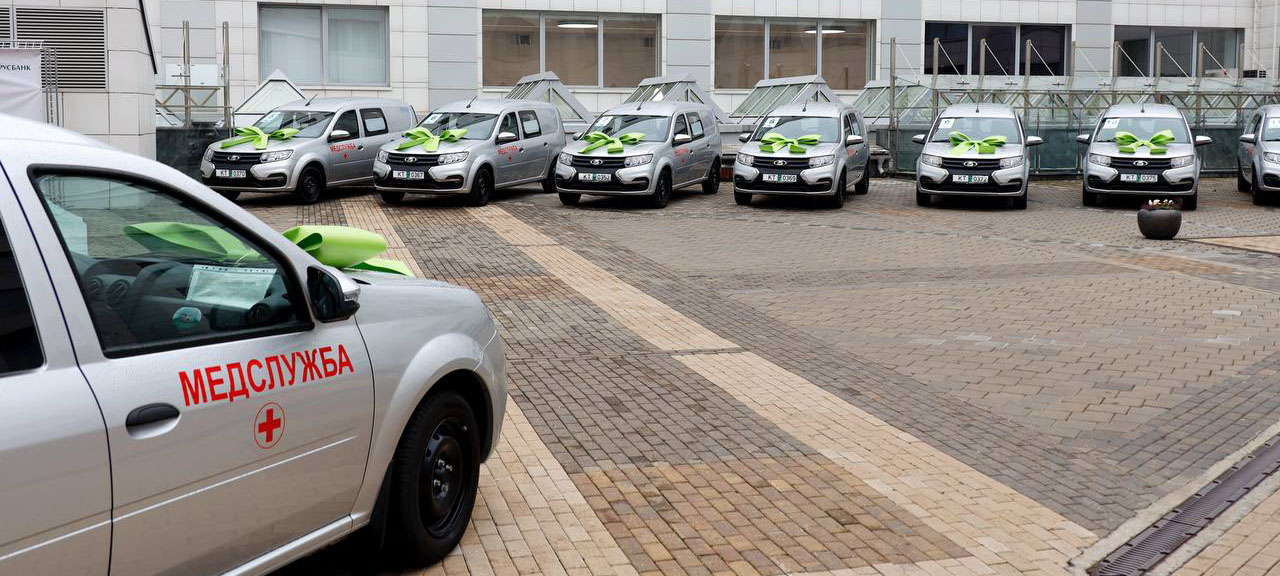 ПОДАРОК КО ДНЮ НАРОДНОГО ЕДИНСТВА: БЕЛАРУСБАНК ПЕРЕДАЛ РЕГИОНАМ 12 МЕДИЦИНСКИХ АВТОМОБИЛЕЙ «МАЗ-КУПАВА»
